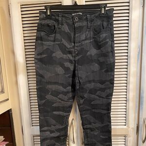 DKNY CAMO JEANS
